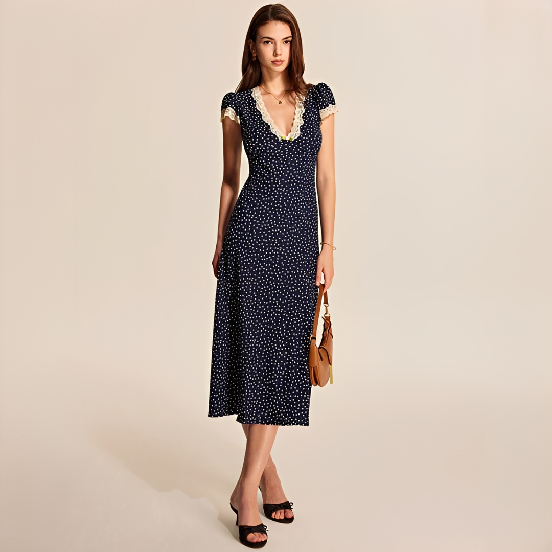 Vestido feminino elegante azul marinho com renda moderna, ideal para o verão. Estilo casual e versátil.