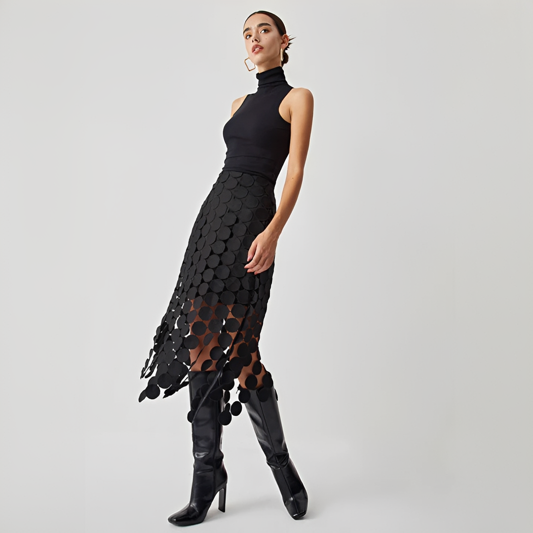 Saia feminina elegante Martha preta, perfeita para looks casuais ou de trabalho no verão. Versátil e chique.