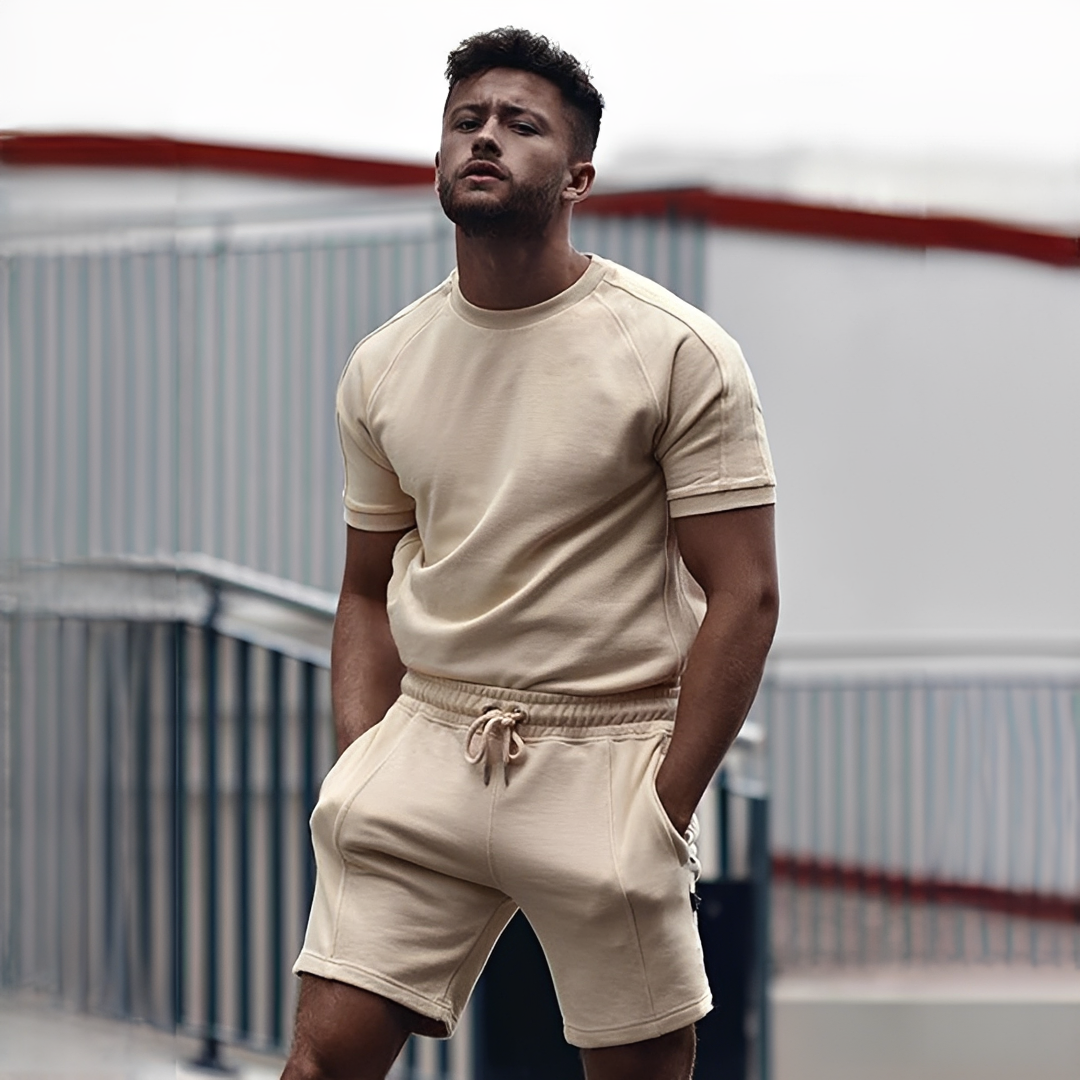 Conjunto masculino de verão casual, camiseta e shorts, oferece conforto e estilo para dias quentes.