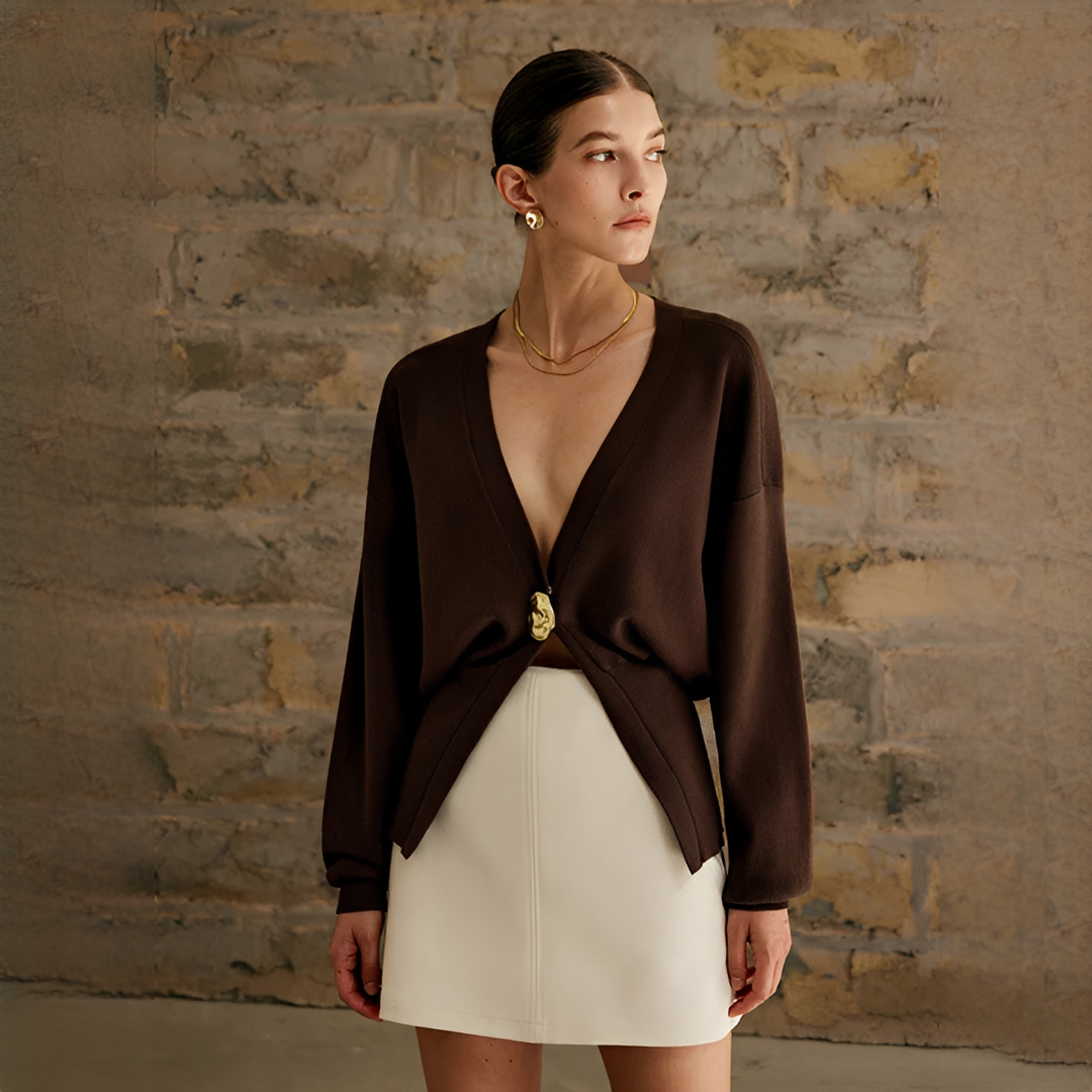 Cardigan feminino elegante com botões, perfeito para um look versátil de moda feminina.
