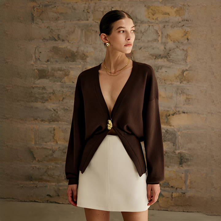 Cardigan feminino elegante com botões, perfeito para um look versátil de moda feminina.