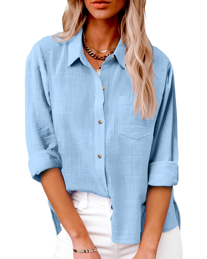 Camisa feminina moderna com botões, ideal para look casual ou de trabalho no verão.