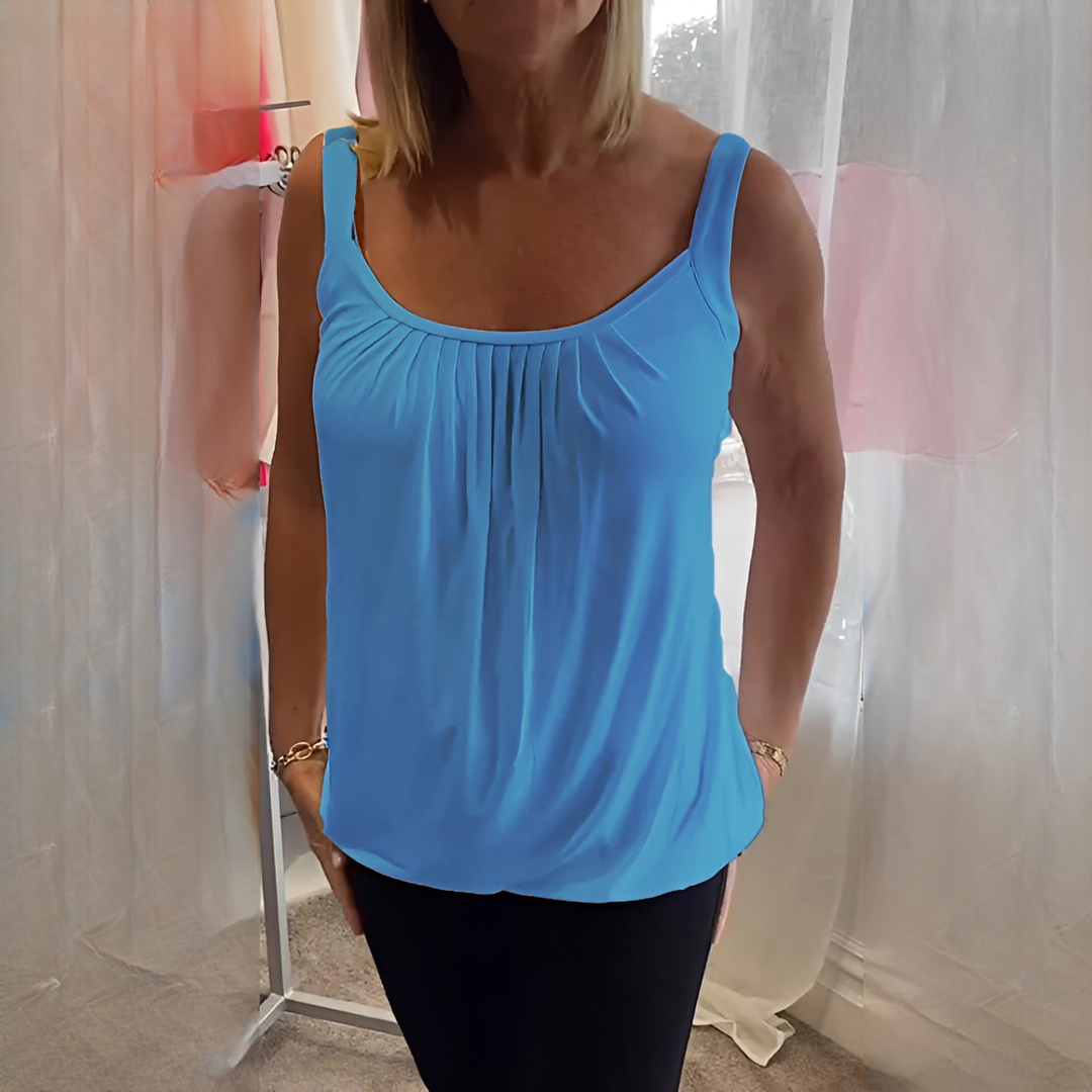 Blusa feminina sem mangas e plissada, perfeita para looks casuais de verão. Roupa com conforto e moda.
