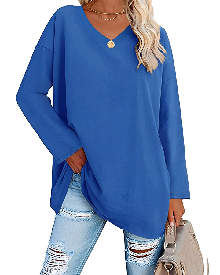 Camisa feminina solta de decote V, perfeita para estilo dia a dia, oferece conforto e elegância sazonal.