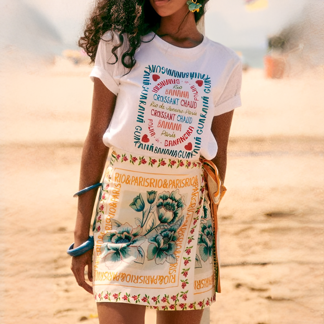 Mini saia assimétrica feminina bege, estampada para o verão. Ideal para look casual, moda fresca e férias.