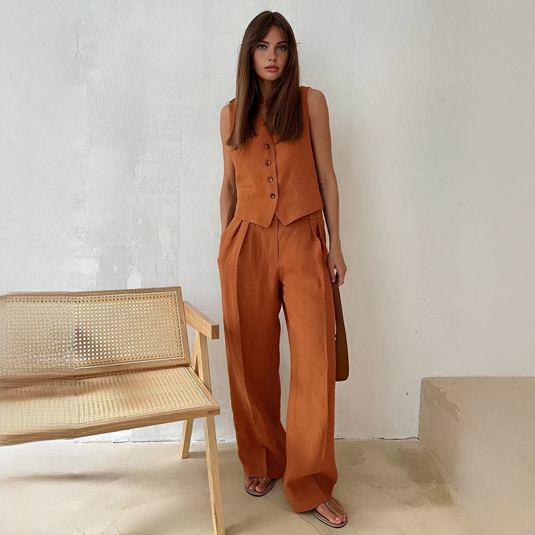 Conjunto feminino elegante de top e calças para o verão. Roupa confortável para moda casual ou viagem.