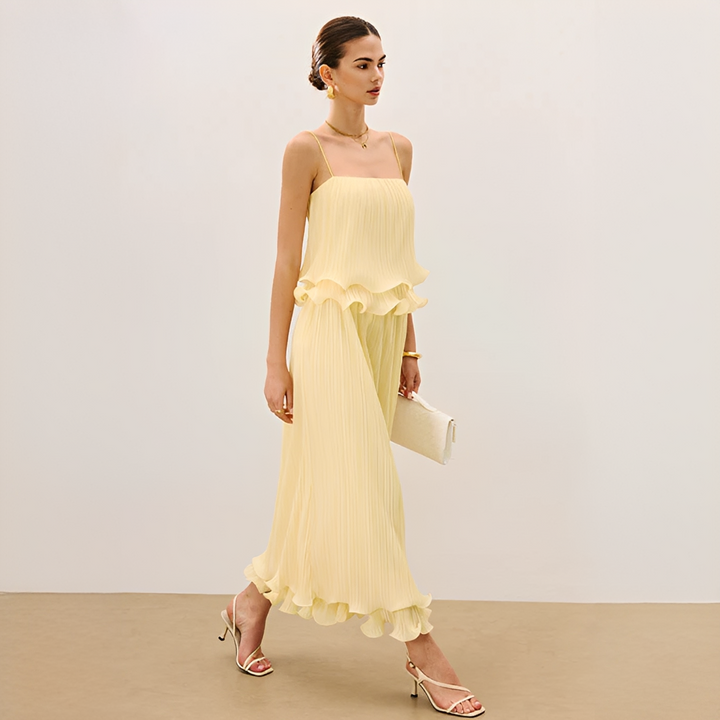 Conjunto de top e saia plissada para mulher, moda verão elegante. Tendência feminina para dias quentes.