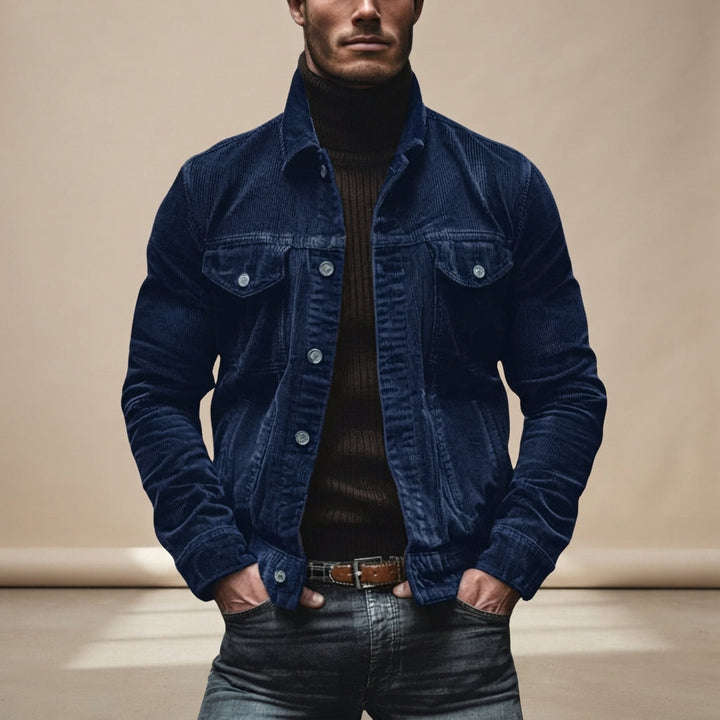 Vista de costas da jaqueta masculina cargo, com caimento perfeito para um look de outono/inverno.