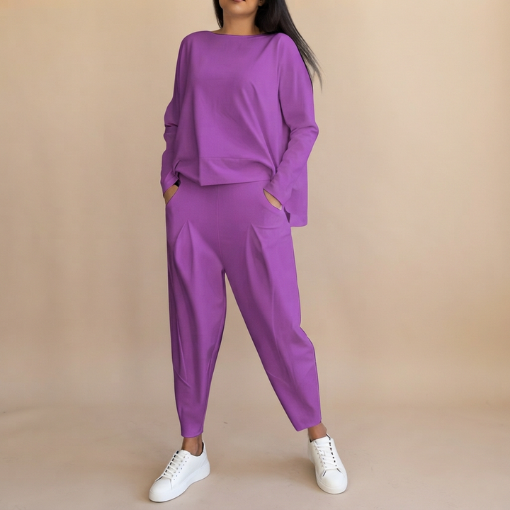 Conjunto feminino casual elegante, estilo diário. Blusa e calças soltas para moda confortável e versátil.