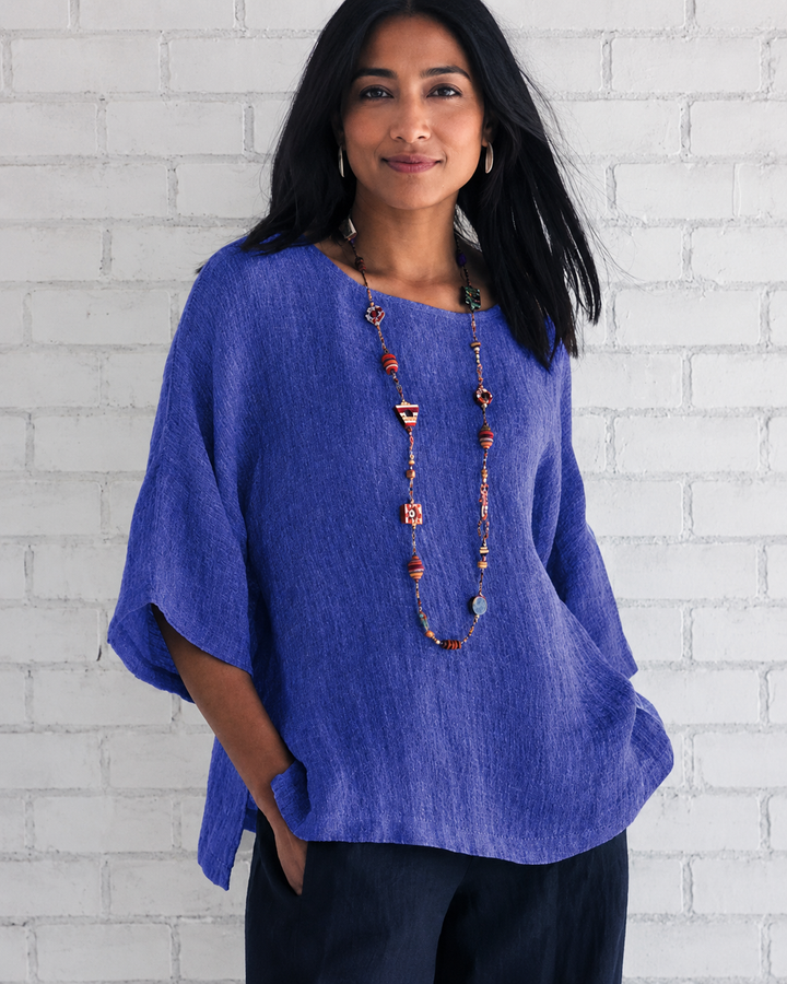 Blusa feminina elegante e casual de gola redonda. Manga 3/4, roupa versátil para looks de verão e primavera.