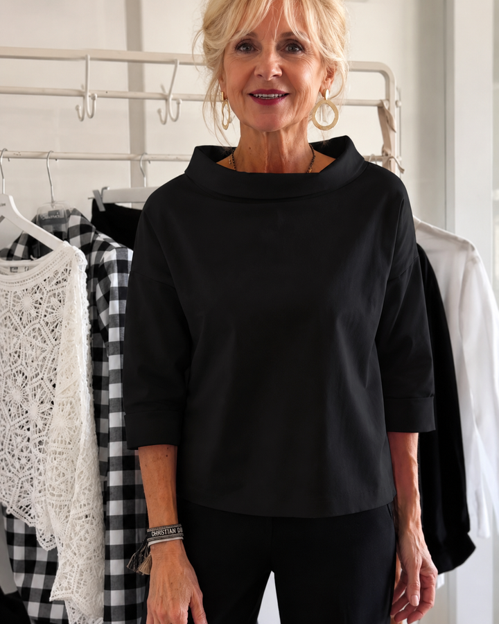 Blusa feminina estilosa solta com decote. Ideal para conforto diário e moda casual de verão.