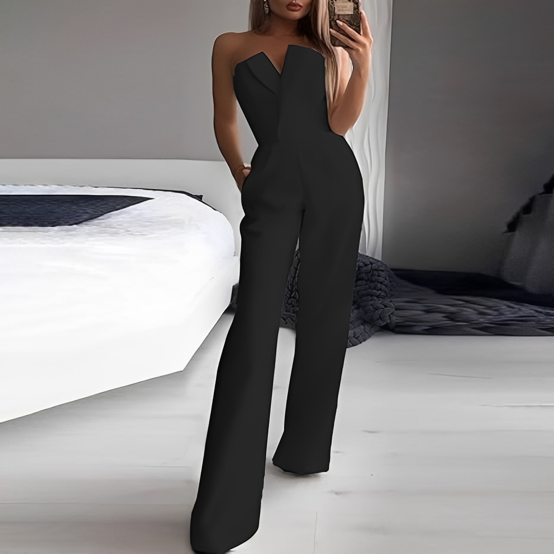 Macacão feminino elegante e versátil, sem mangas. Roupa ideal para verão, festas ou casual. Estilo moderno em branco.