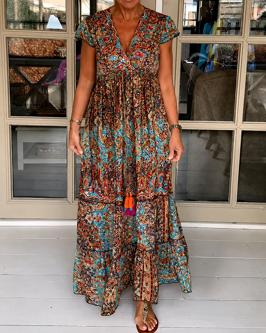 Vestido maxi feminino elegante com decote V e estampa floral vibrante, ideal para verão e ocasiões casuais.
