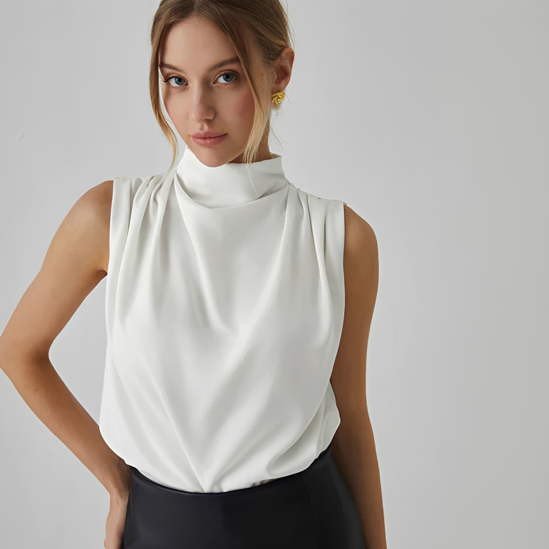 Blusa feminina branca, plissada, sem mangas, decote alto, estilo moderno e versátil para o verão.