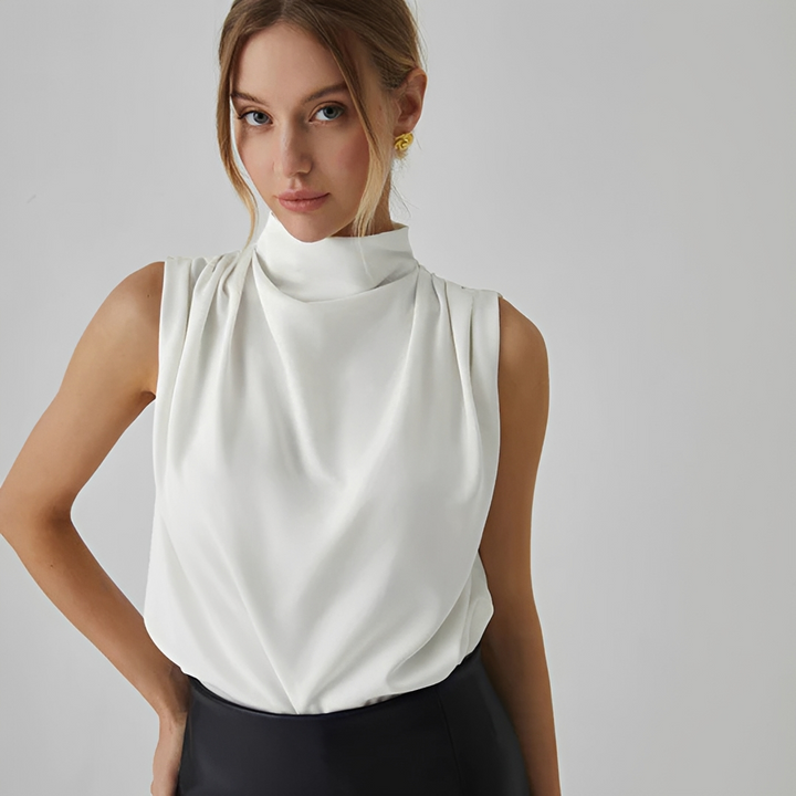 Blusa feminina branca, plissada, sem mangas, decote alto, estilo moderno e versátil para o verão.