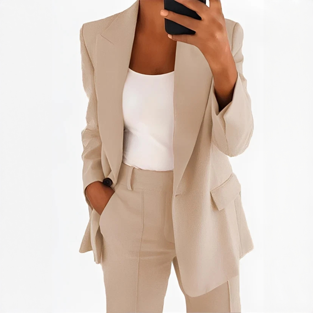 Conjunto de terno feminino elegante com blazer e calça para look profissional chique.