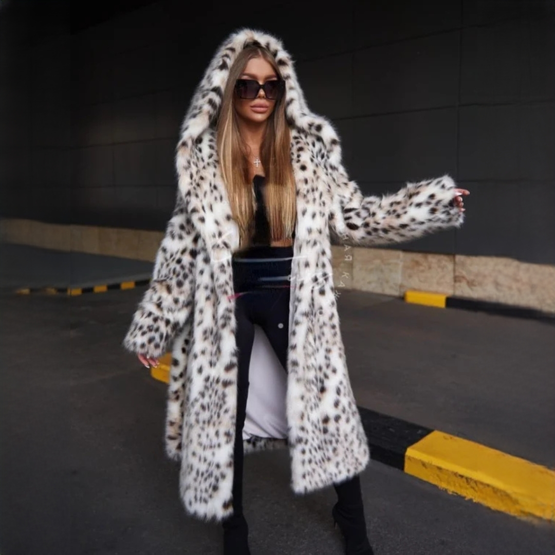 Casaco feminino elegante padrão leopardo-das-neves para inverno. Roupa exterior moderna e confortável.