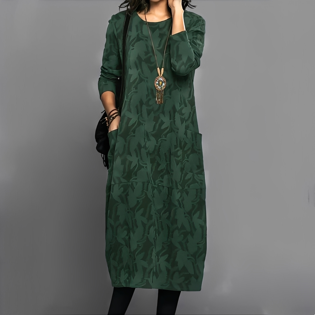 Vestido feminino midi de inverno casual com gola redonda. Roupa feminina elegante e confortável.