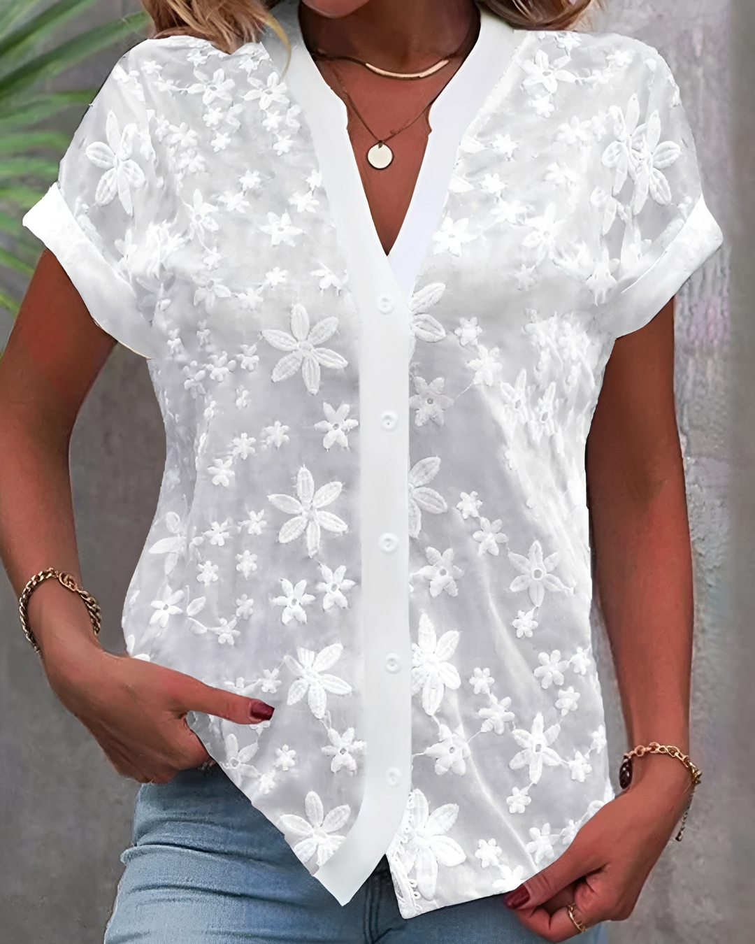 Blusa feminina elegante branca com botões, ideal para verão, looks casuais ou trabalho.