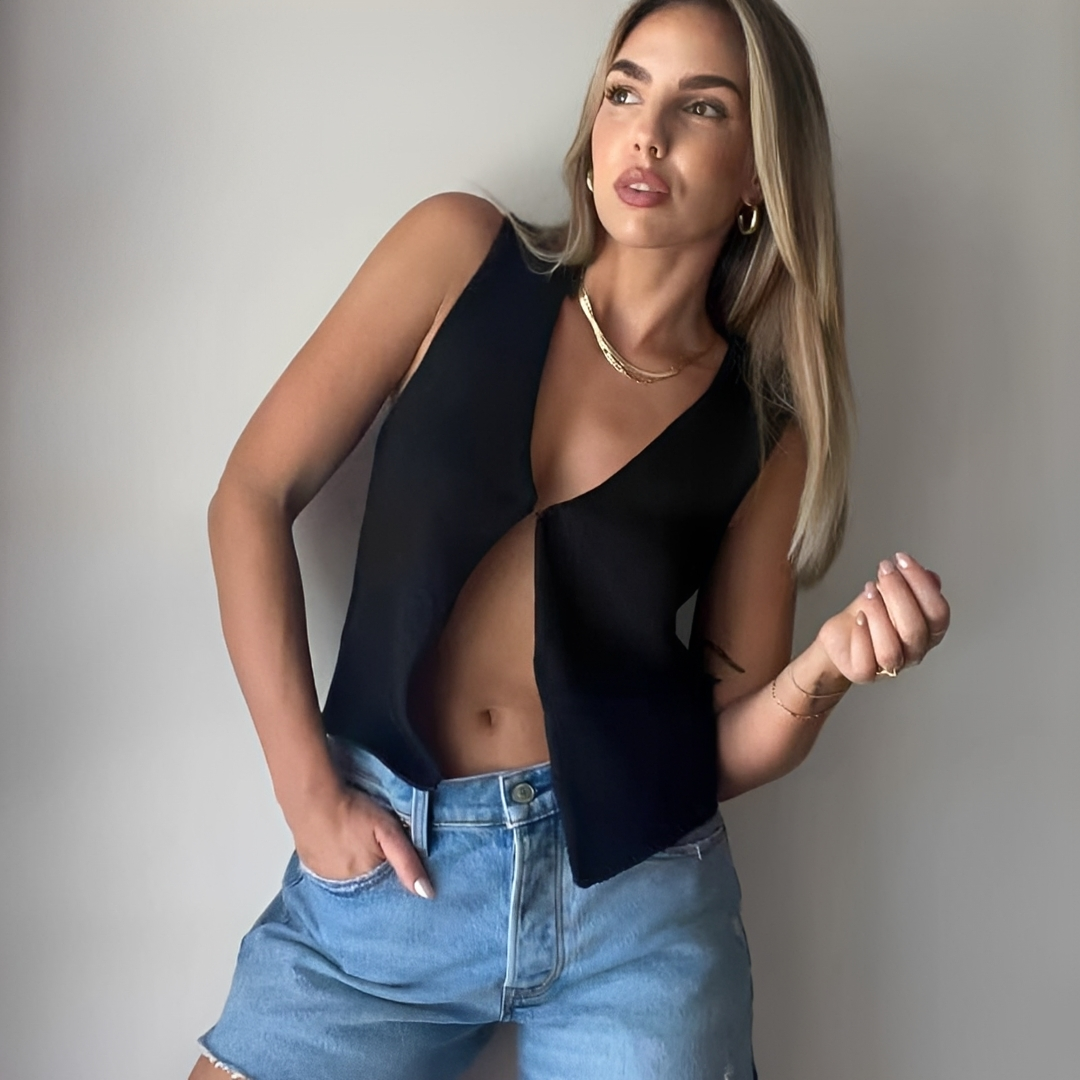 Colete feminino chique sem mangas, peça versátil e elegante para moda casual ou office wear de verão. Estilo sofisticado.