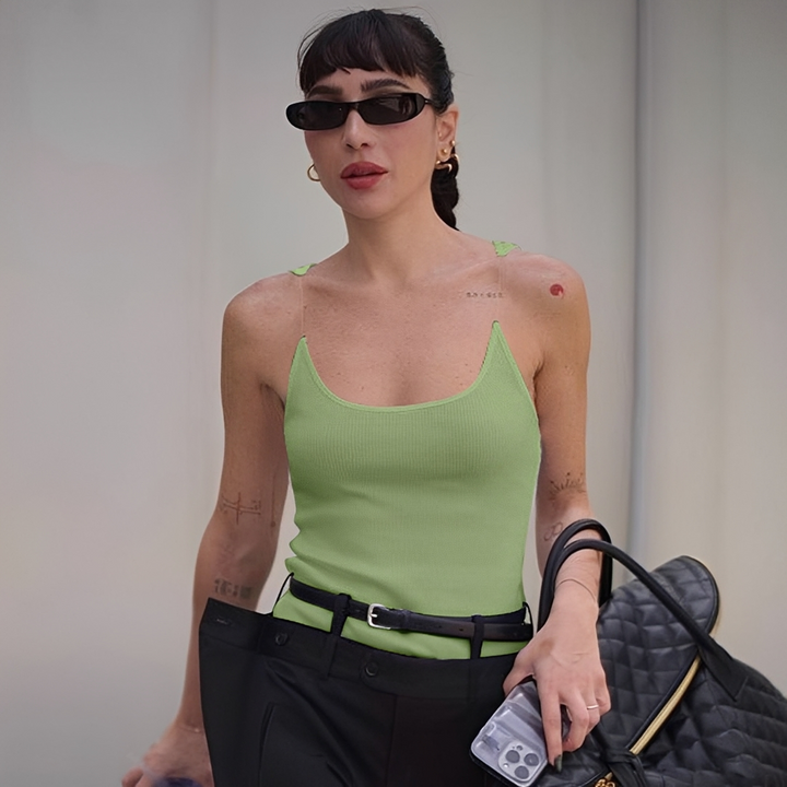 Top cropped regata feminina verde, ideal para praia e viagens. Conforto e estilo para seu dia a dia.