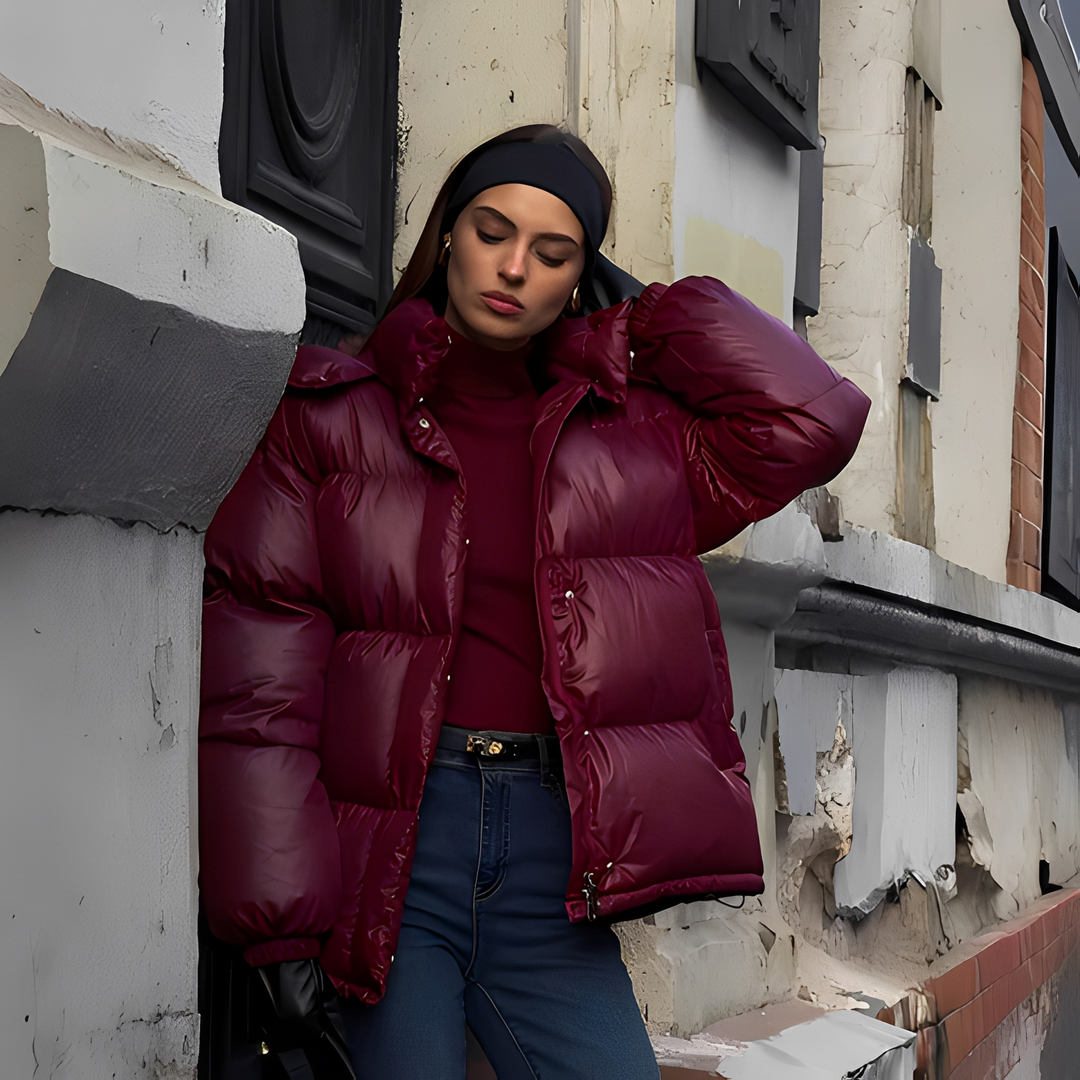 Casaco feminino agasalho de inverno vermelho, com capuz removível, oferece conforto e estilo.