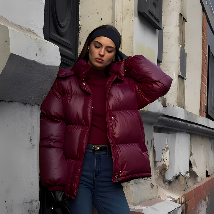 Casaco feminino agasalho de inverno vermelho, com capuz removível, oferece conforto e estilo.