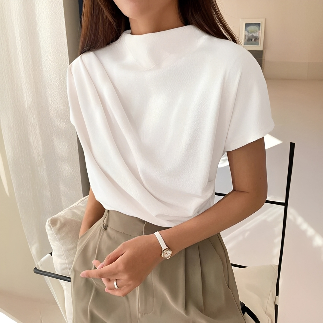 Blusa feminina minimalista de manga curta, perfeita para looks casuais de verão. Confortável e versátil para o dia a dia.