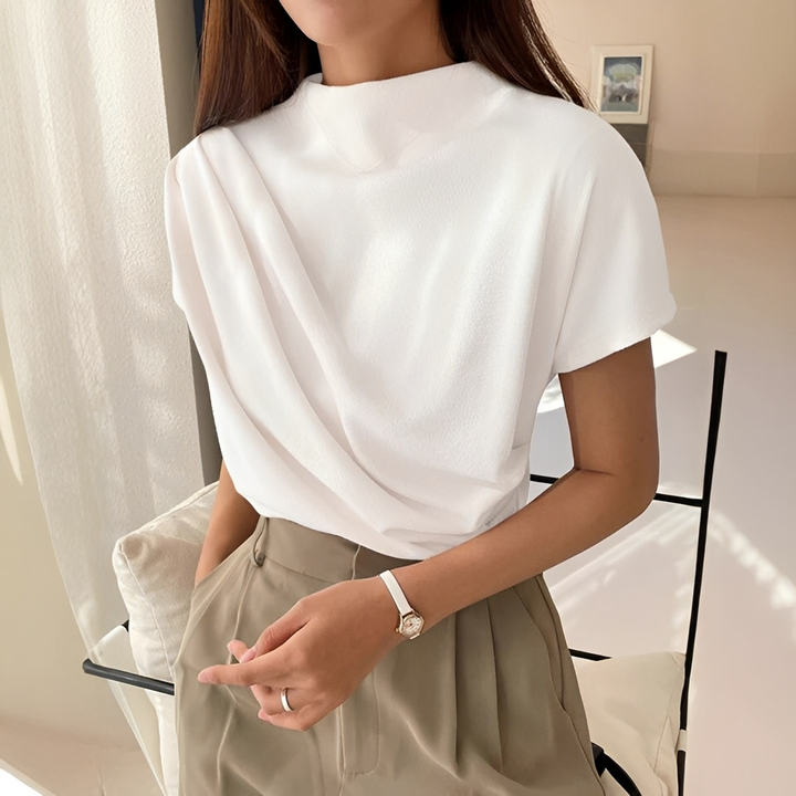 Blusa feminina minimalista de manga curta, perfeita para looks casuais de verão. Confortável e versátil para o dia a dia.