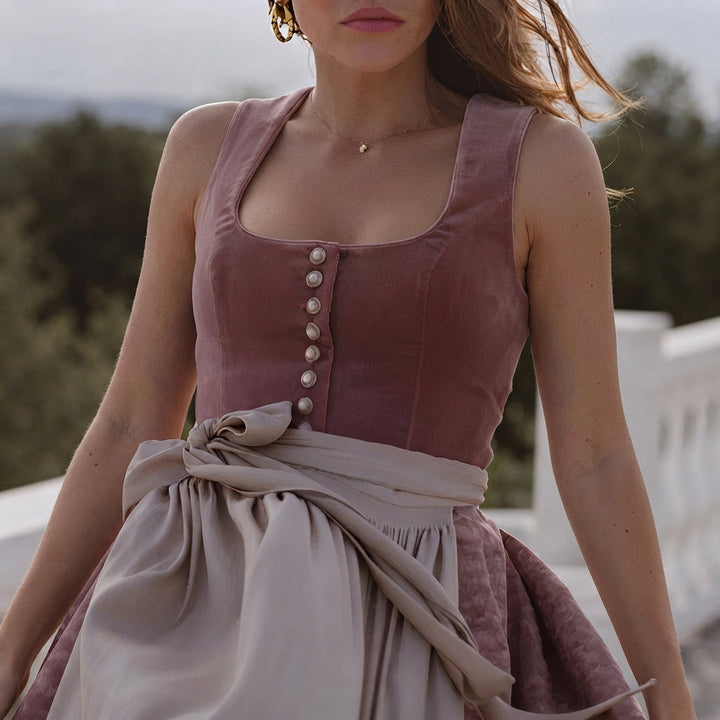 Vestido feminino Dirndl tradicional vermelho, decote quadrado. Vestido midi elegante para festas, celebrações e Oktoberfest.