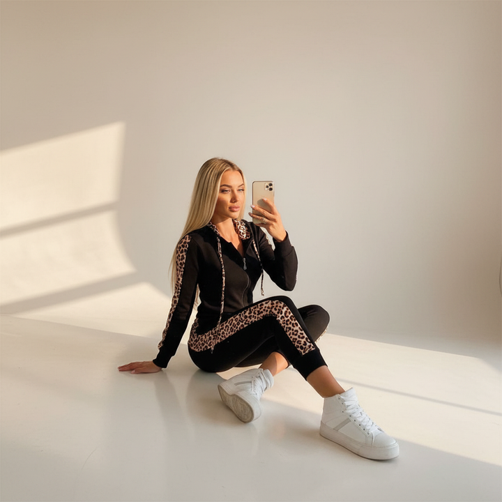 Conjunto feminino elegante com jaqueta de zíper e calças jogger. Estilo casual e conforto diário, roupa versátil.