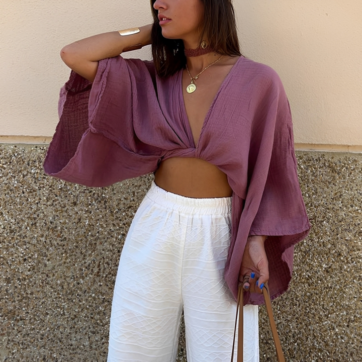 Blusa feminina roxa estilosa com laço frontal. Perfeita para um look casual elegante de verão.