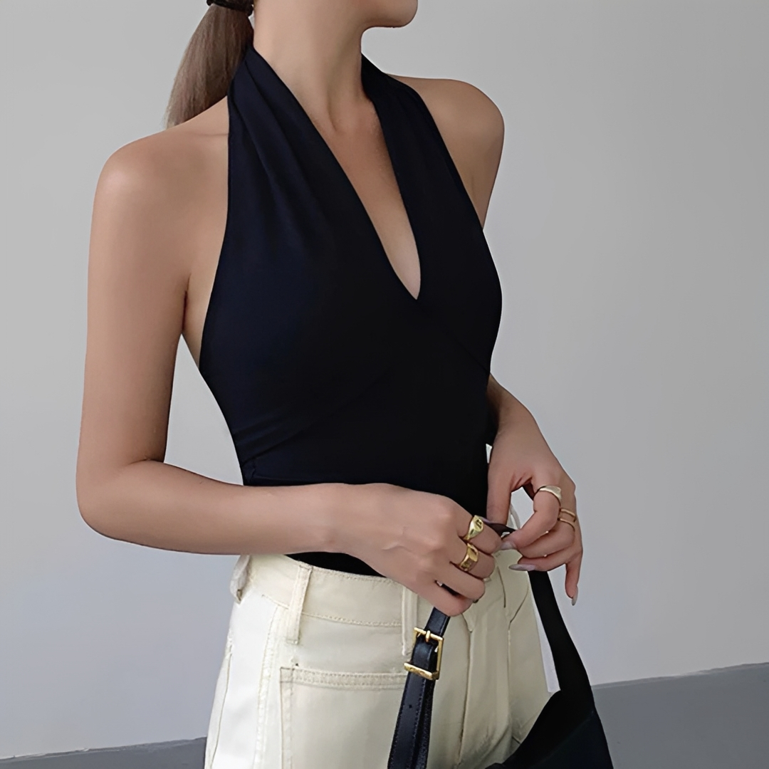 Regata feminina casual elegante. Top de verão com decote V e alças, destacando as costas abertas. Moda chic.