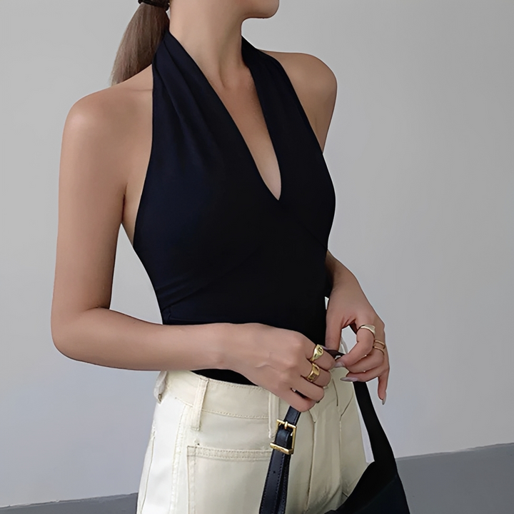 Regata feminina casual elegante. Top de verão com decote V e alças, destacando as costas abertas. Moda chic.