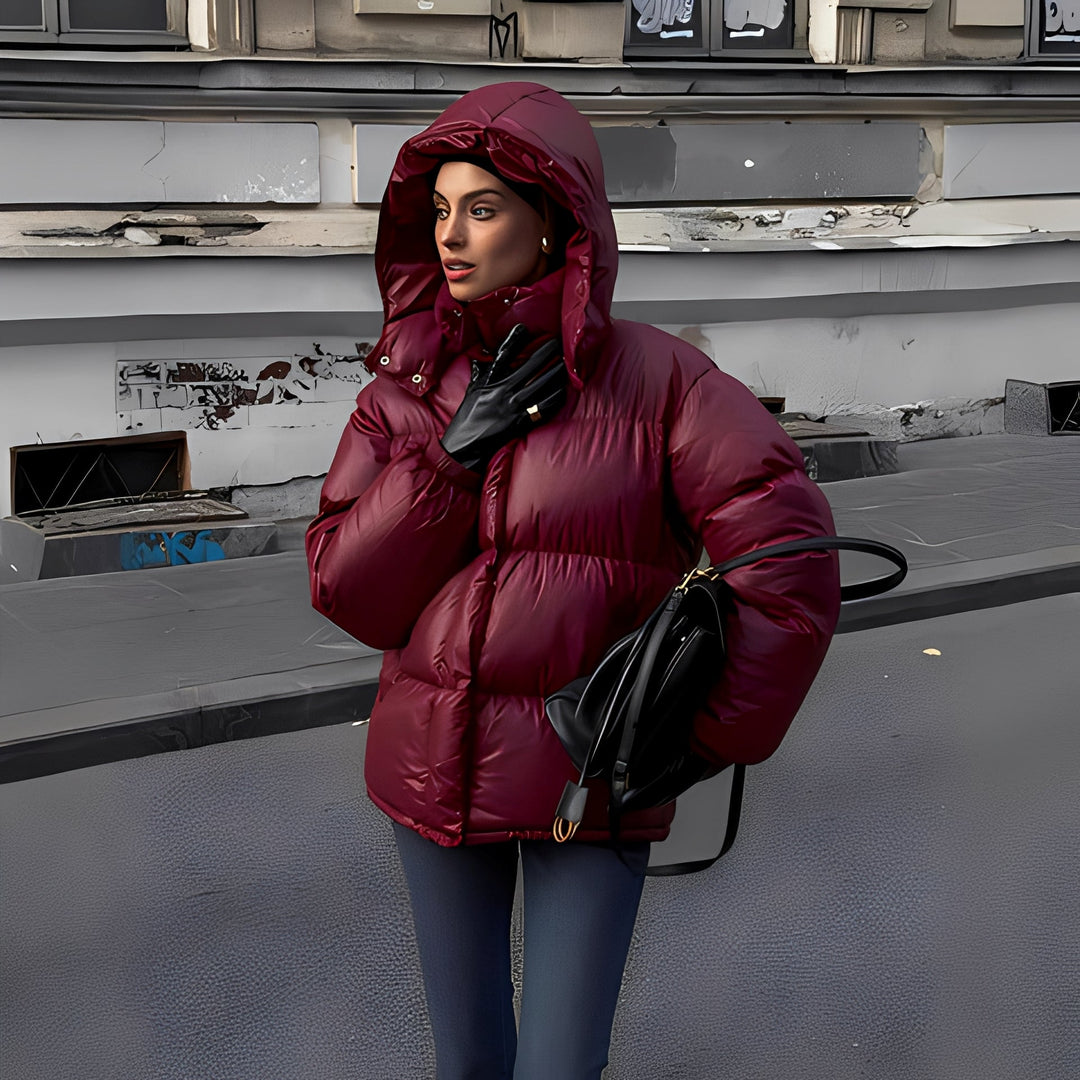 Roupa feminina: jaqueta vermelha de inverno, versátil com capuz removível, para estilo e proteção no frio.