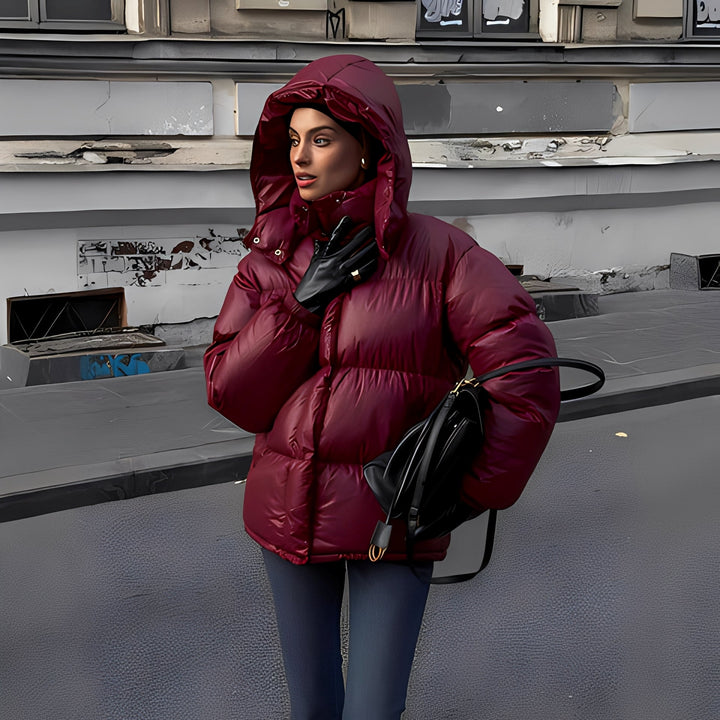 Roupa feminina: jaqueta vermelha de inverno, versátil com capuz removível, para estilo e proteção no frio.