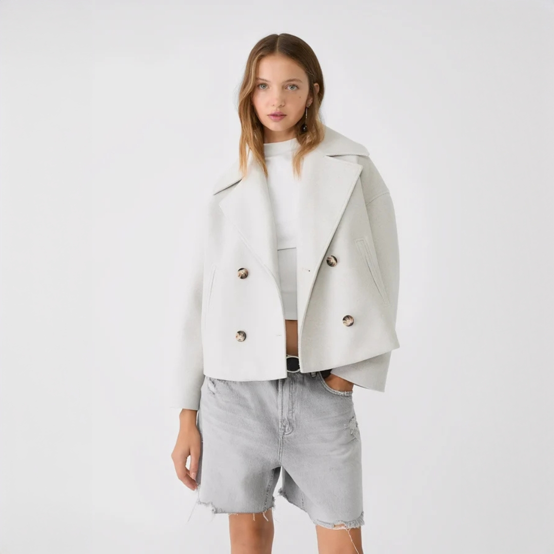 Jaqueta feminina Claire curta elegante para outono/inverno, perfeita para um look sofisticado e versátil.