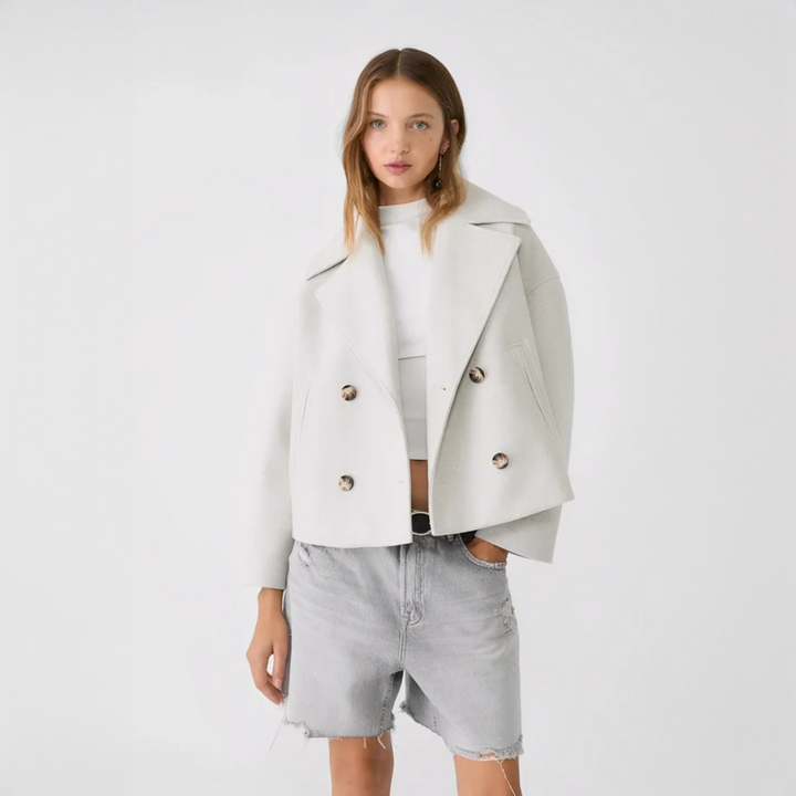Jaqueta feminina Claire curta elegante para outono/inverno, perfeita para um look sofisticado e versátil.