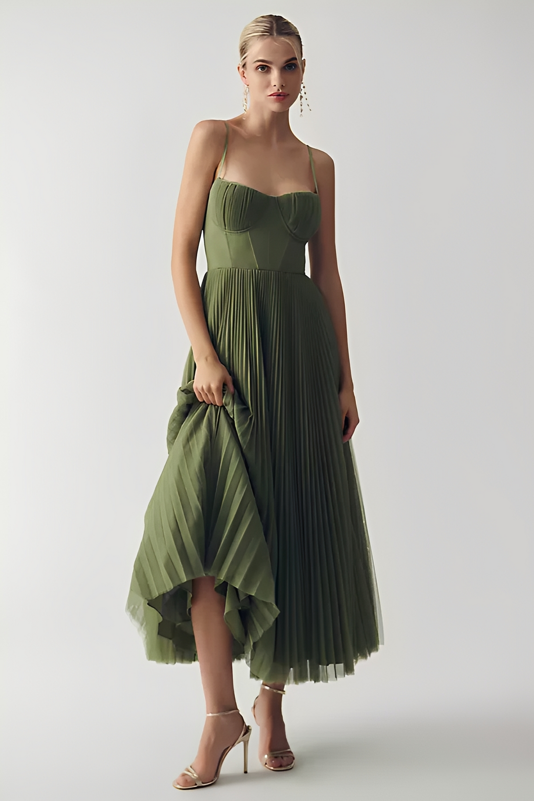 Vestido feminino midi elegante verde esvoaçante, ideal para verão e eventos especiais, realçando conforto e estilo chic.