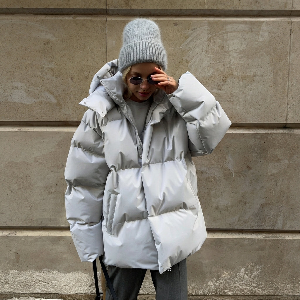 Agasalho feminino de moda com capuz, outwear essencial para um estilo quente e moderno no inverno.