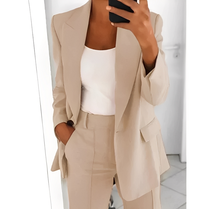 Conjunto feminino elegante de blazer e calças sociais para um look profissional.
