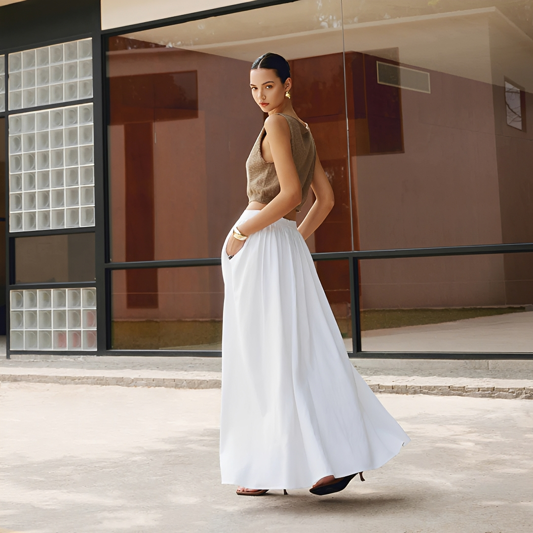 Saia Maxi Plissada Feminina Elegante branca, ideal para looks de verão casuais e confortáveis.