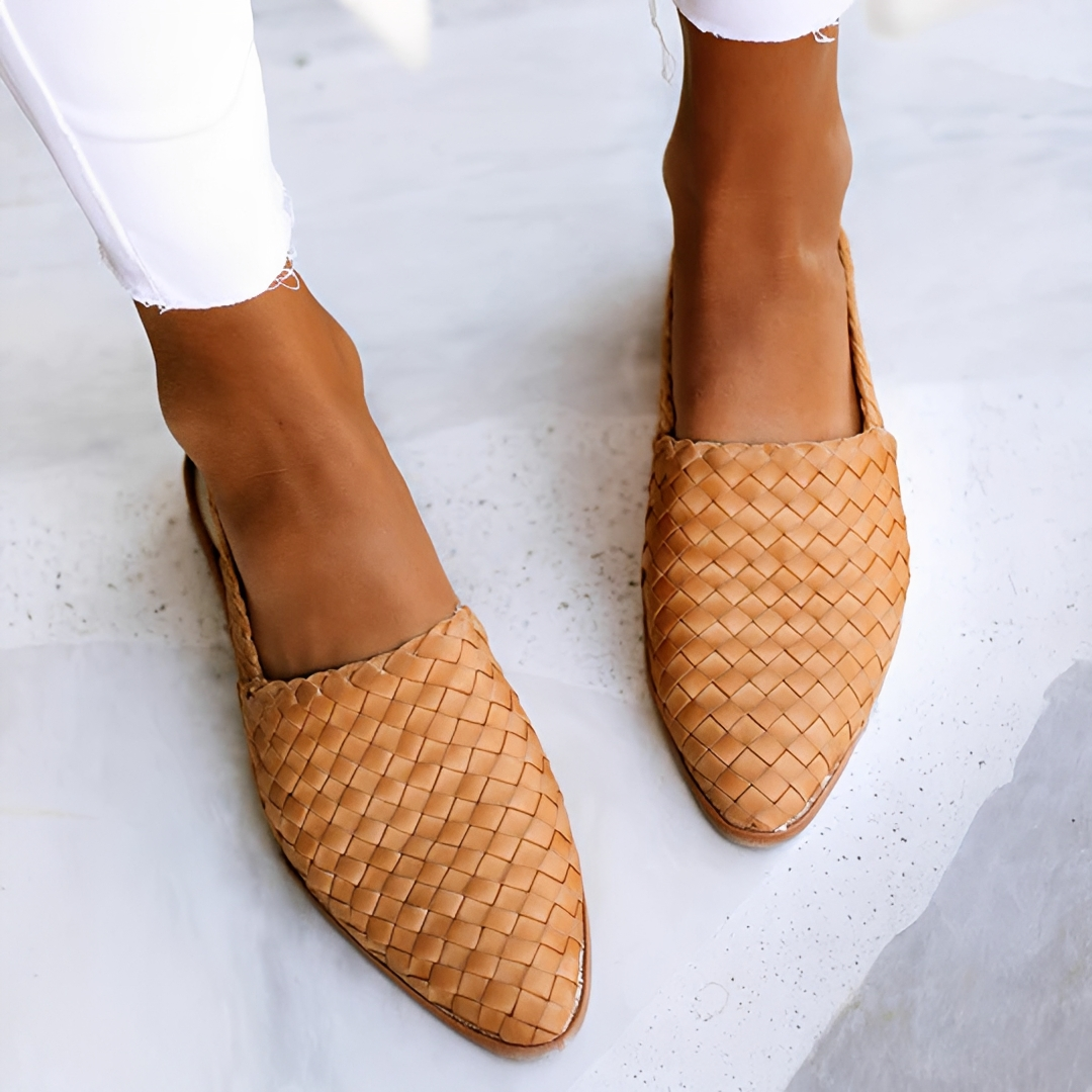 Sandálias femininas clássicas de verão para praia e dia a dia. Calçado feminino confortável e com estilo casual.
