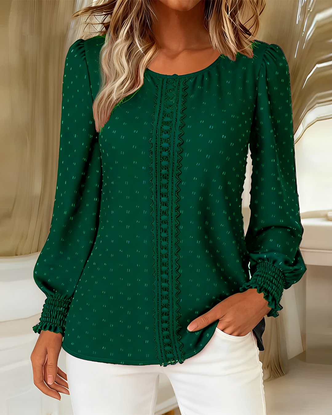 Blusa feminina elegante com babados e mangas bufantes, ideal para moda verão. Estilo chic e versátil para conforto.