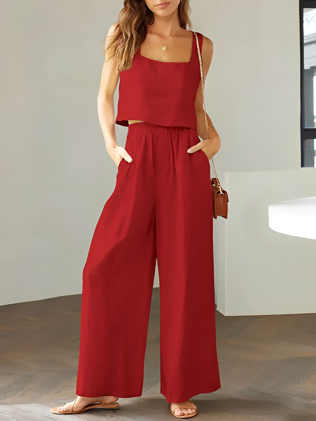 Conjunto de viagem feminino com blusa de decote quadrado e calças, perfeito para um look casual e confortável.