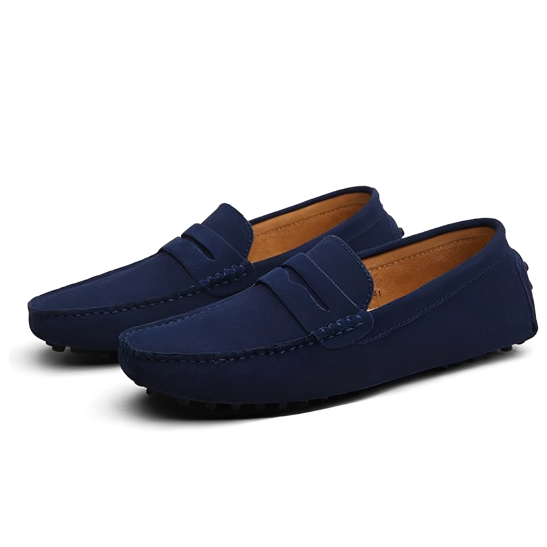 Mocassins masculinos confortáveis e elegantes. Calçado casual essencial, perfeito para o verão.