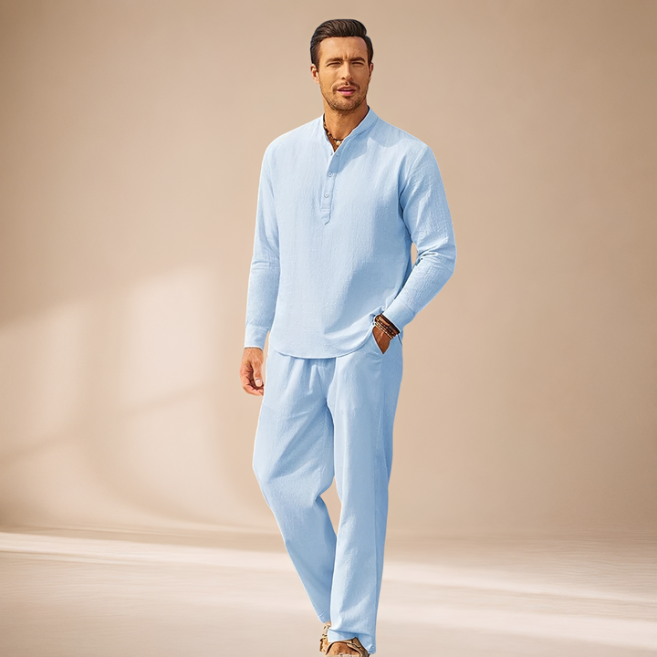 Homem vestindo conjunto masculino de manga longa. Estilo casual e confortável para passeios e relaxamento.
