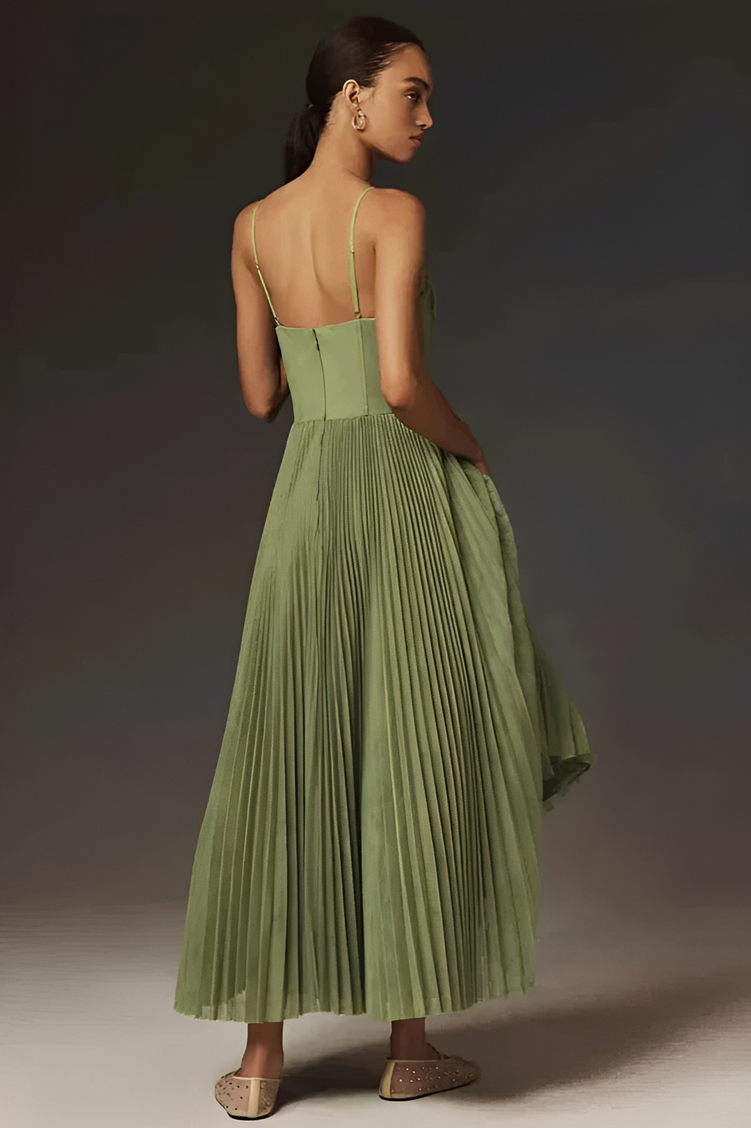 Vestido fluido verde feminino para verão, perfeito para ocasiões especiais ou roupa casual chic, combinando moda e elegância.