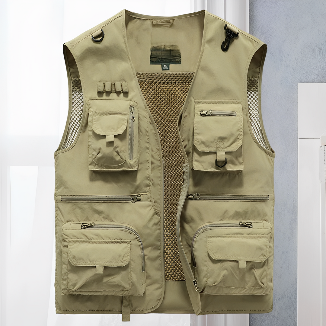 Colete masculino de verão com múltiplos bolsos, ideal para pesca, viagem e atividades outdoor, garantindo organização e estilo.