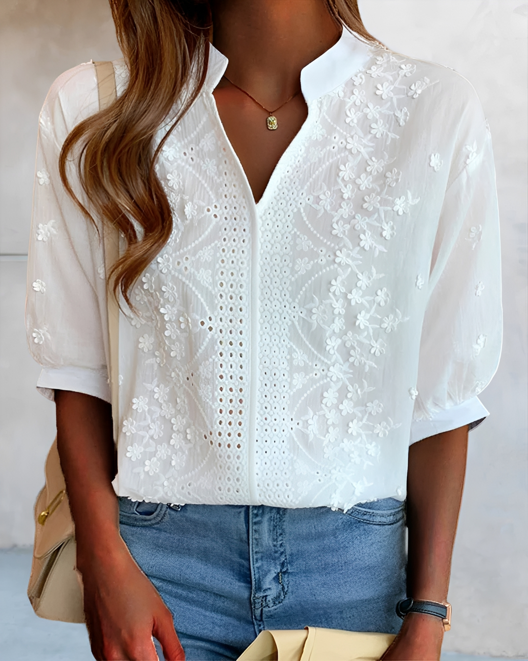 Top feminino elegante com decote em V e detalhes delicados de renda. Perfeito para moda feminina casual ou de verão.